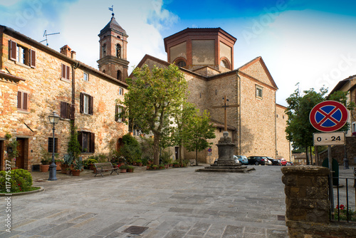 Church square in Lucignano with the collegiate church of St. Michael © Thomas Marchhart