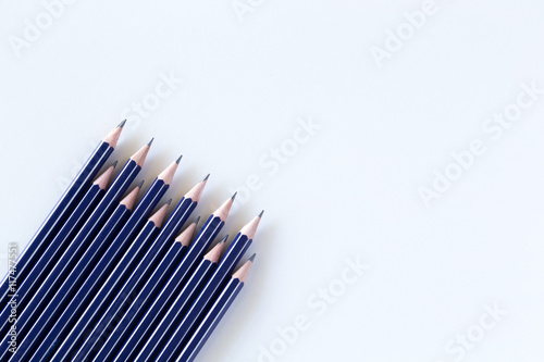 Fotografie Matite di legno blu in diagonale su sfondo chiaro