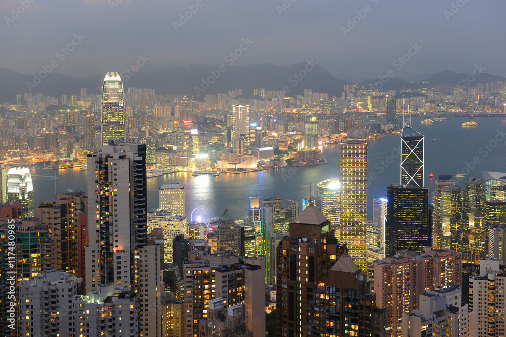 Obraz premium Hong Kong Skyline and Victoria Harbour at dusk from Victoria Peak on Hong Kong Island.
