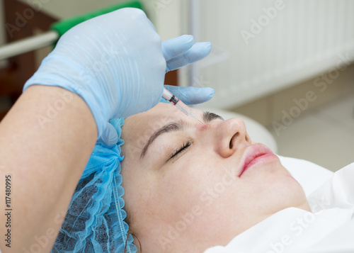 Cosmetic treatment with injection in a clinic