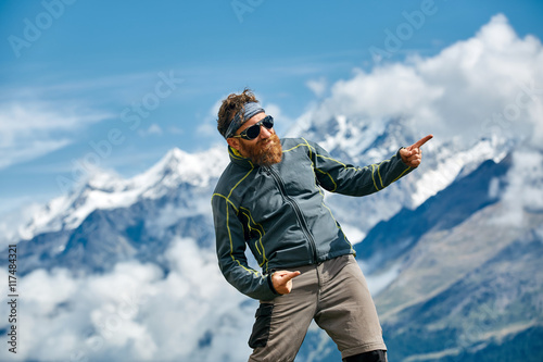 Fényképezés hiker at the top of a pass enjoy sunny day in Alps