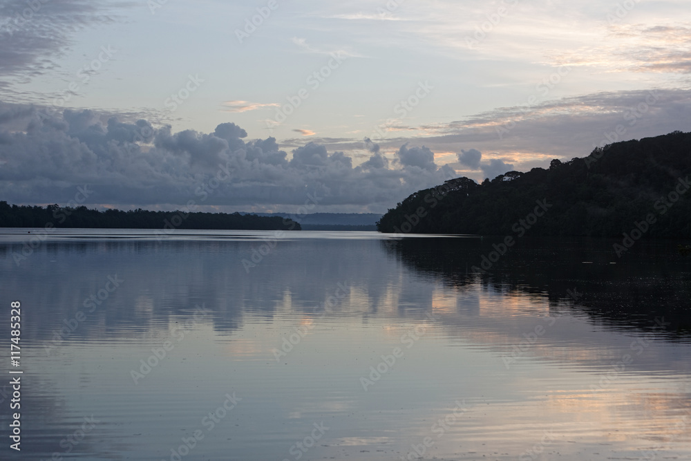 Le fleuve Mahury au lever du jour dans la commune de Roura en Guyane française