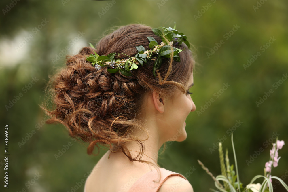 Naklejka premium Bridesmaid with beautiful wreath on head