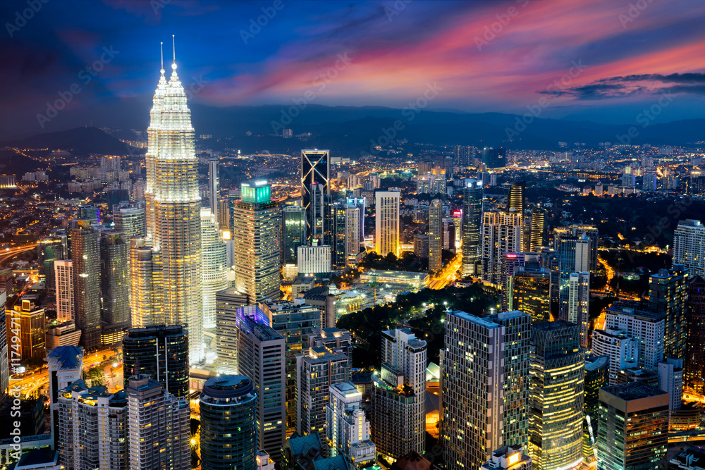 Naklejka premium Panoramę miasta Kuala Lumpur o zmierzchu, Kuala Lumpur to stolica Malezji, obszar dzielnicy biznesowej w Kuala lumpur, Malezja