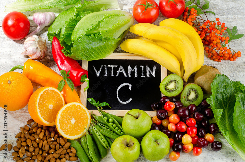 Ταπετσαρία Foods High in vitamin C on a wooden board.