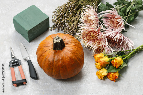 How to make a Thanksgiving centerpiece: bouquet of flowers in pu
