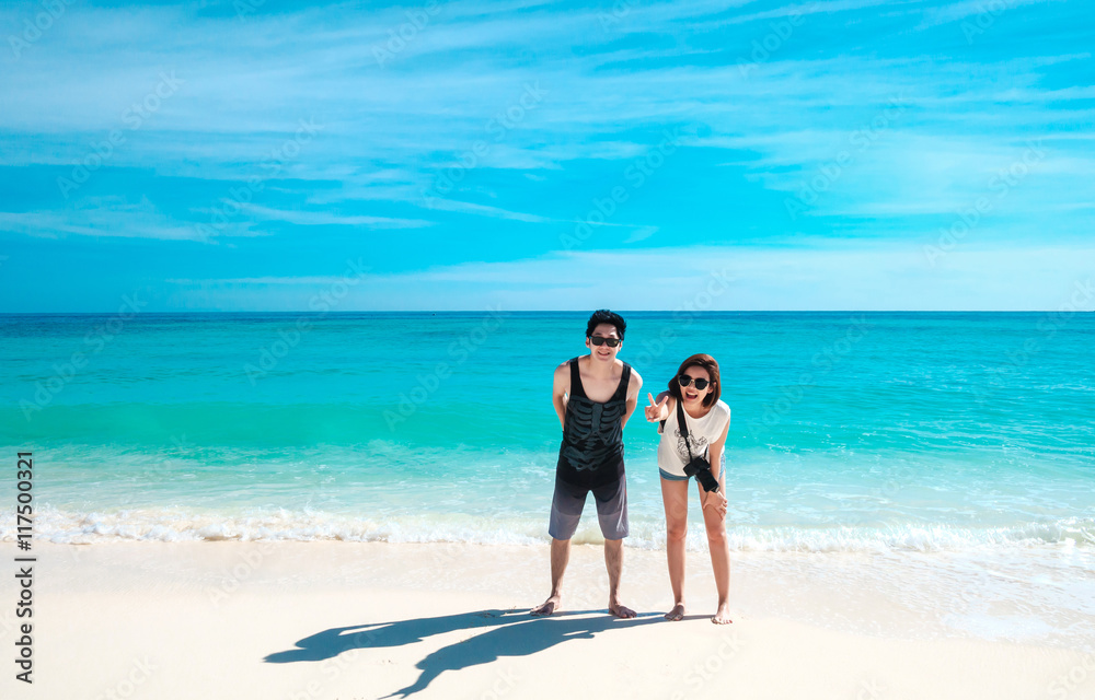 couple take a vacation to the beach