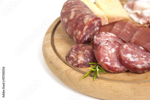 Dettaglio di tagliere con affettati tradizionali italiani: salame, bresaola, lardo e formaggio isolato su sfondo bianco