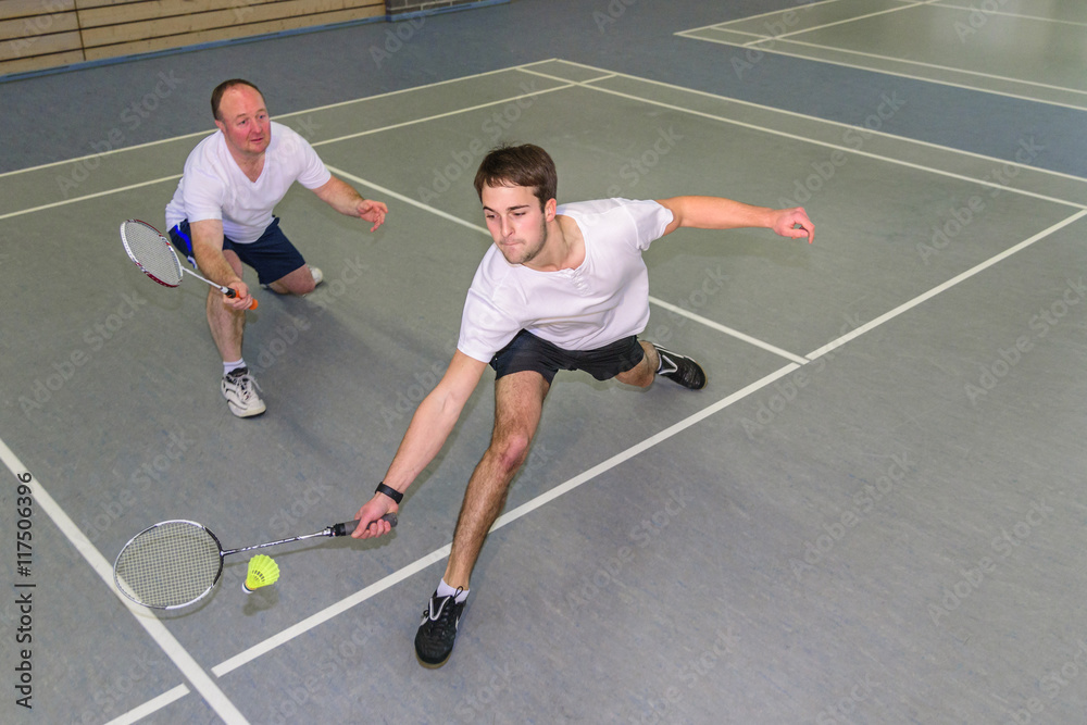 Kampfgeist und Einsatz beim Badminton-Doppel