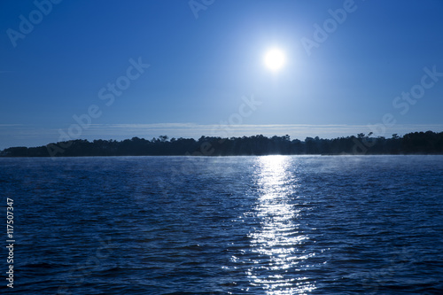 Sonnenspiegelung im Wasser