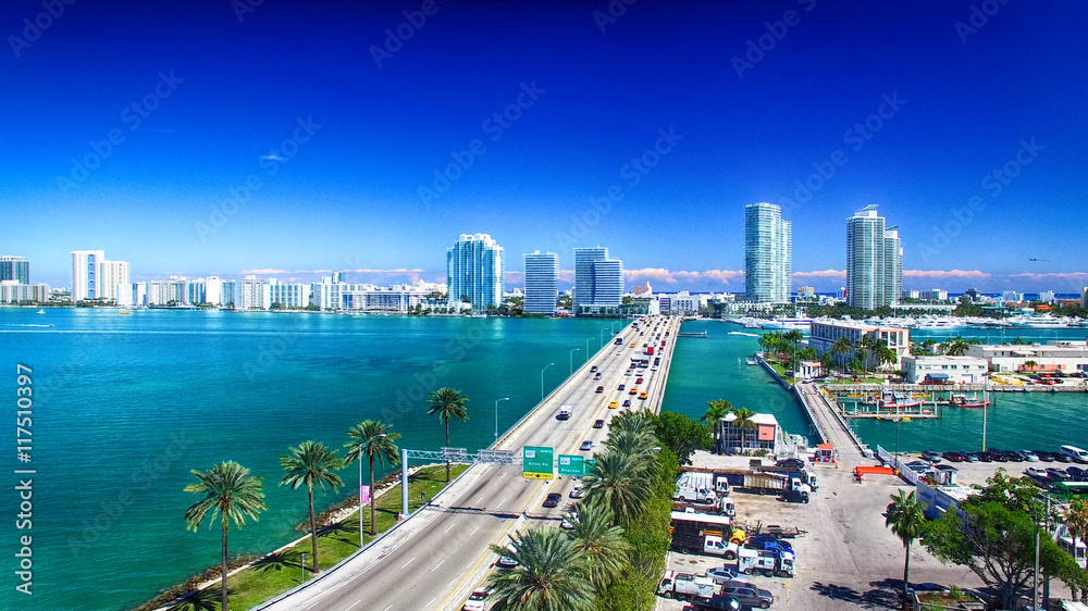 Obraz premium MacArthur Causeway i panoramę Miami z powietrza