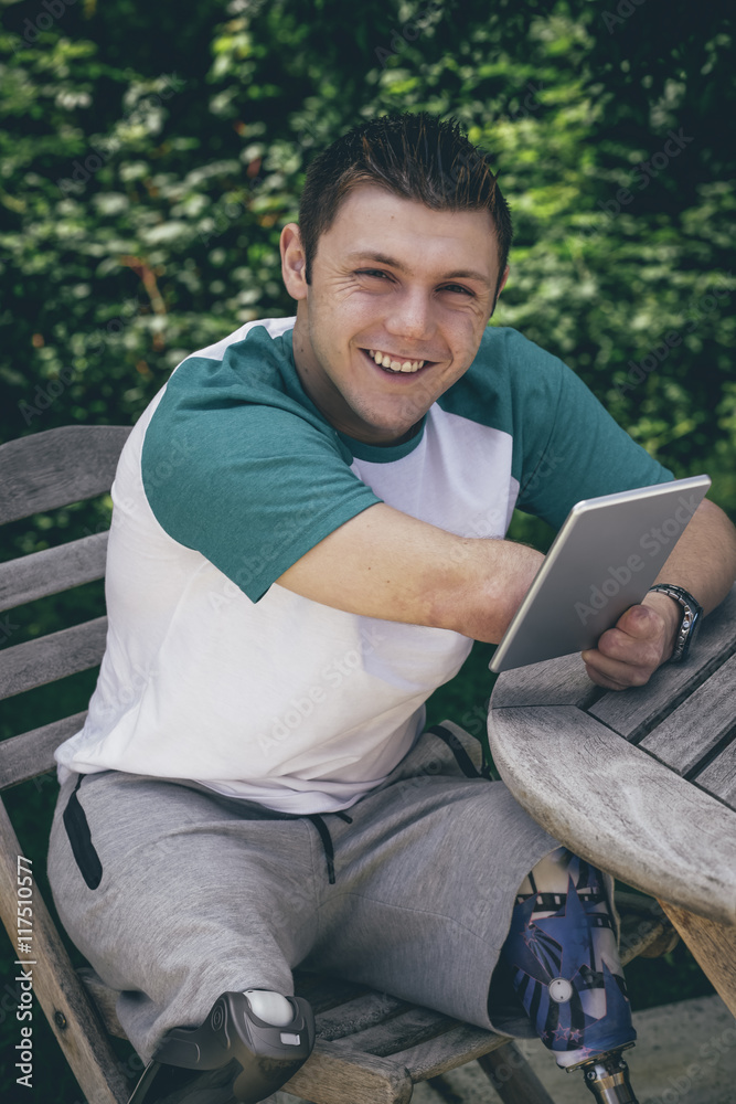 Obraz premium Using Digital Tablet in the Garden