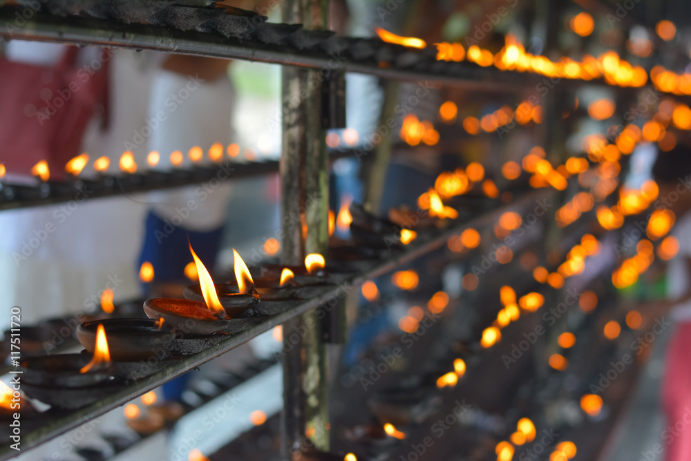 Φωτογραφία Traditional Clay Oil Lamps Lit At Temple Of The Sacred Tooth Relic In Kandy, Sri Lanka