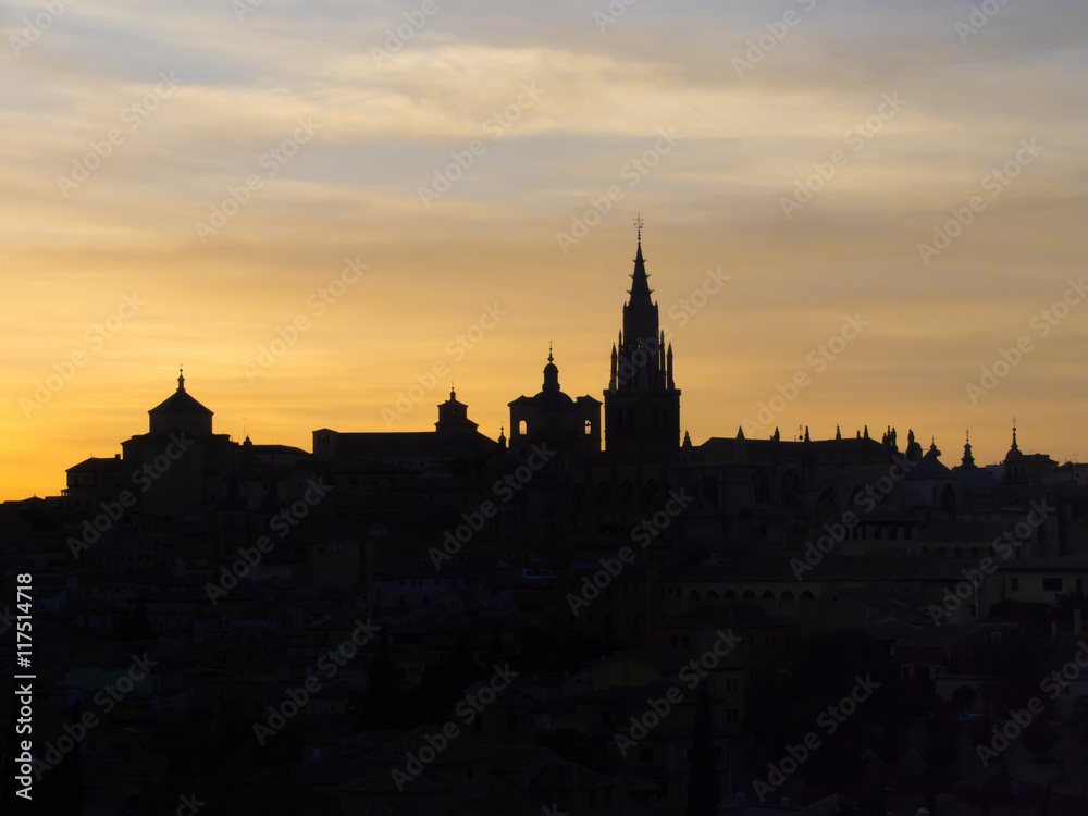 Toledo contraluz durante la puesta de sol