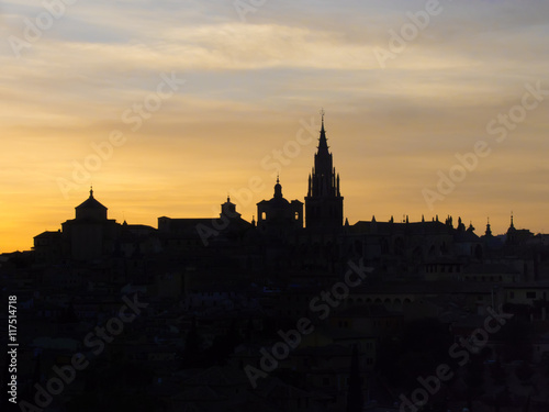 Toledo contraluz durante la puesta de sol