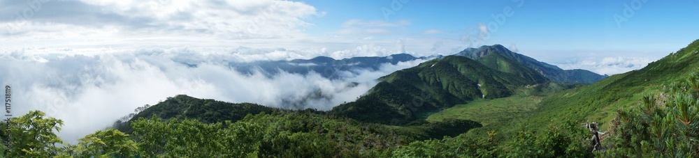 Fototapeta premium 雲海と青空の境界