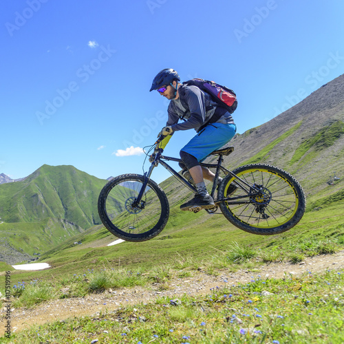 mutiger Sprung eines Mountainbiker im Gebirge