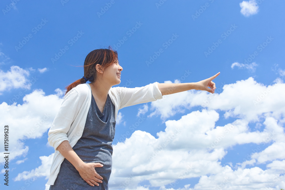 妊婦 青空 指差す 妊婦 青空 指差す