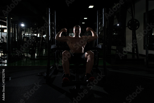 Siluet Bodybuilder Man Posing In The Gym