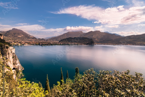 Fototapeta Naklejka Na Ścianę i Meble -  Panorama of the gorgeous Lake Garda surrounded by mountains.