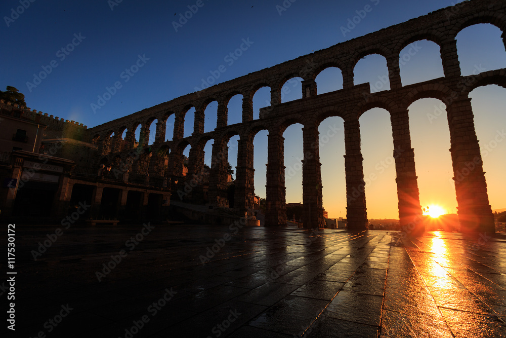 Φωτογραφία Sunrise between the arches of the Aqueduct of Segovia, Segovia, Spain