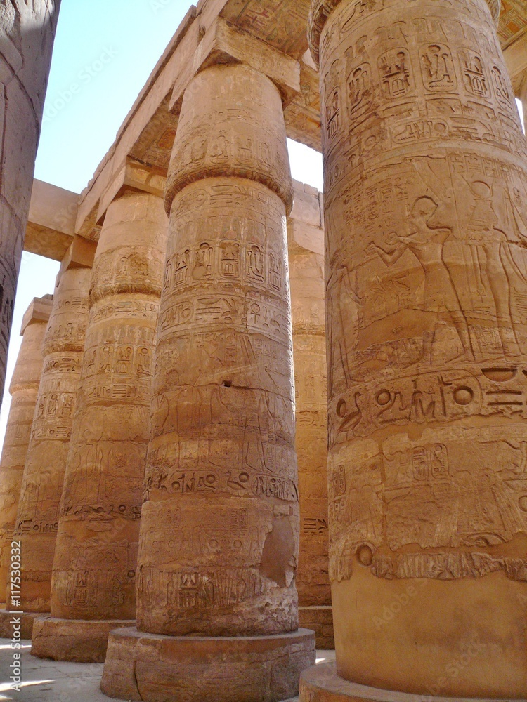 エジプトの古代神殿の柱