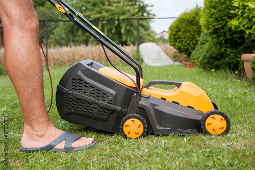 mowing lawn / how you can't mowing of the lawn