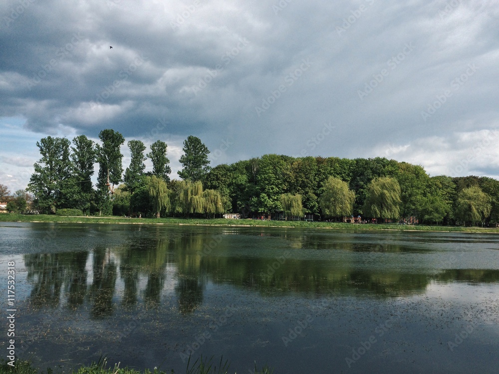 Obraz premium озеро в городе