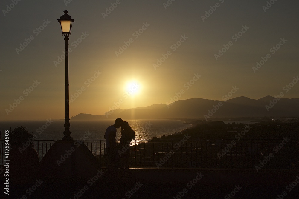 Obraz premium Couple in sunset