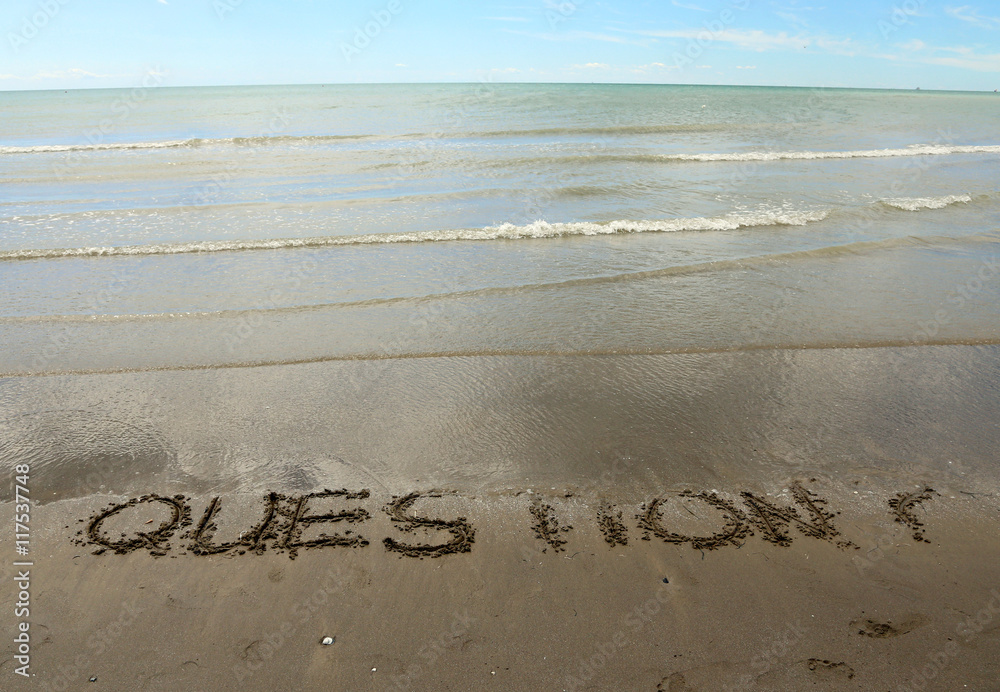 Obraz premium QUESTIONS written on the beach