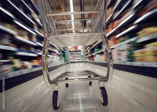 Konstfotografi im Supermarkt Lebensmittel einkaufen mit Einkaufswagen