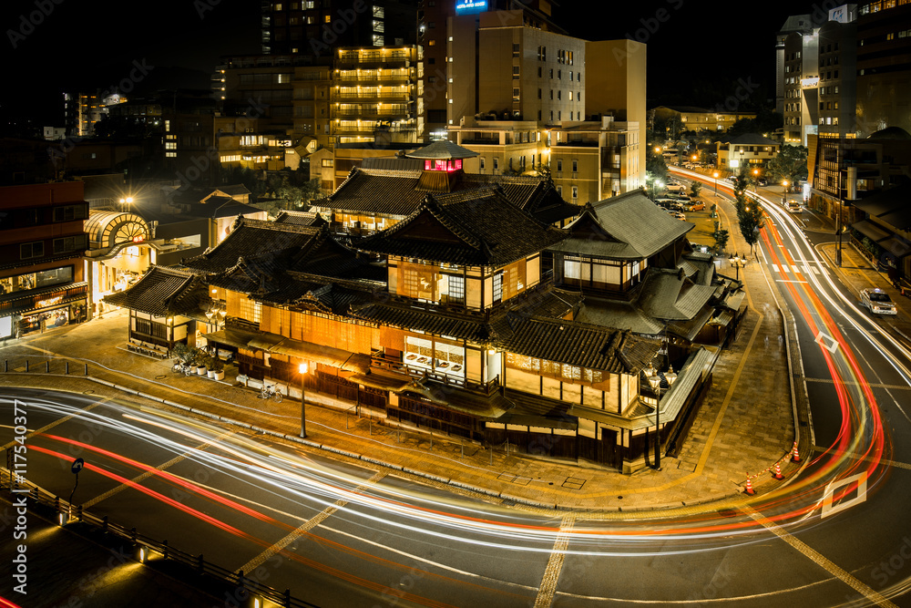 Fototapeta premium Nocny widok na budynek główny Dogo Onsen
