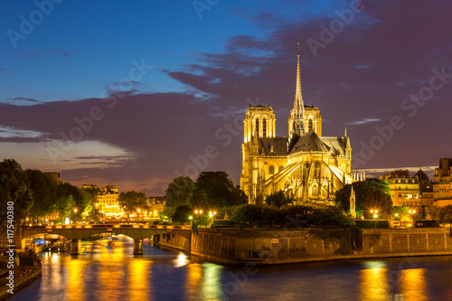 frNotre Dame Cathedral Paris dusk