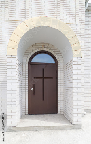 Входная дверь с крестом