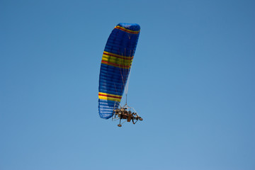 Fotobehang Luchtsport Paramotor vliegt door open lucht  © alexmia