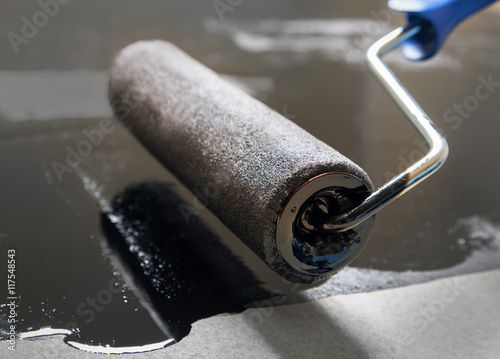 Tableau sur toile repair using a paint roller and putty on a flat surface