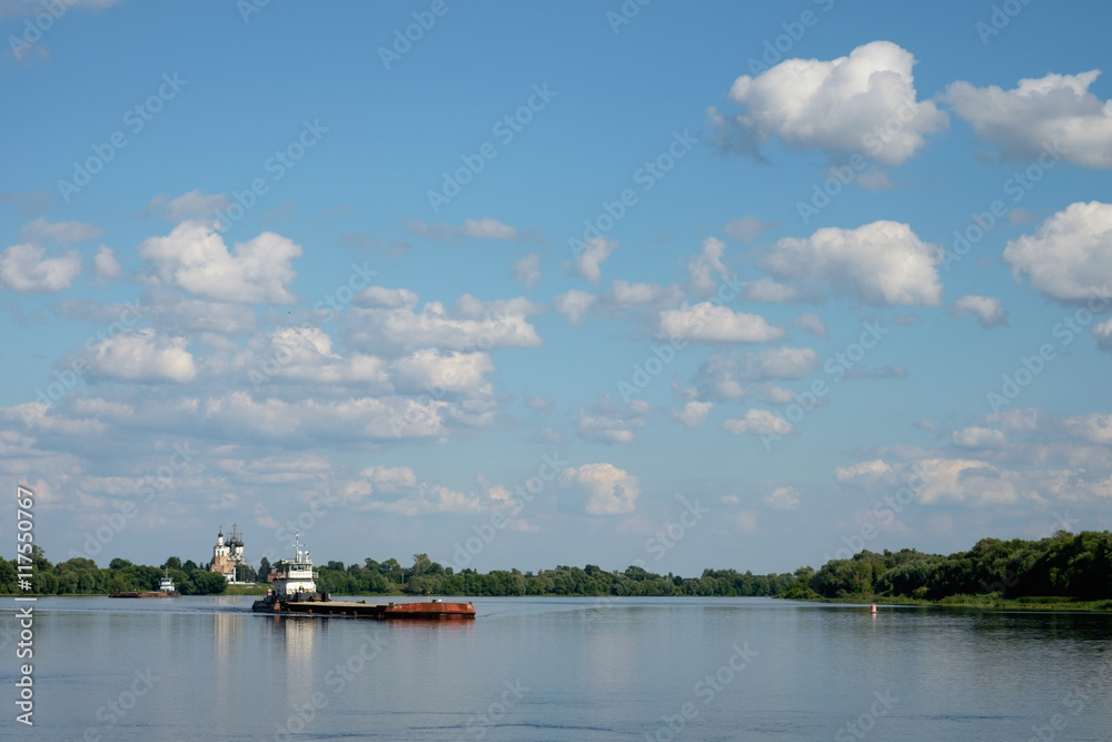 Летний водный пейзаж с видом реки Ока и грузовых речных судов 