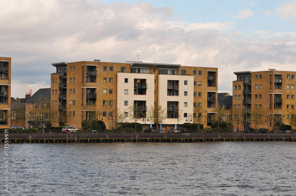 Obraz premium Häuser am Themse Ufer in London