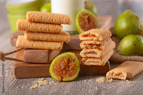 biscotti ripieni alla crema di fichi photo