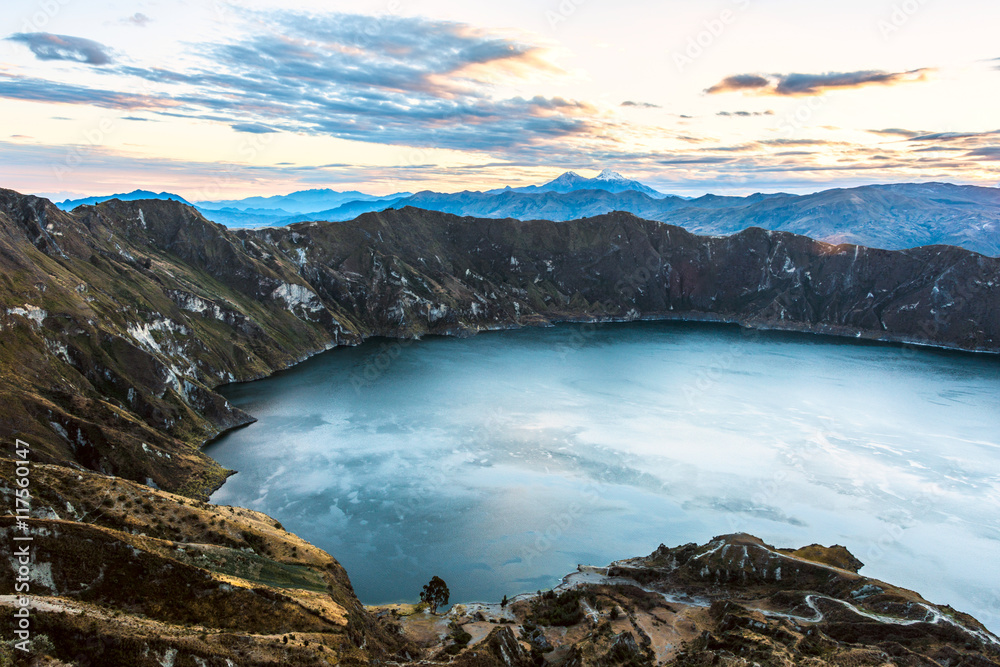 Φωτογραφία Ilinizas Volcanoes under the Quilotoa lagoon, Andes. Ecuador