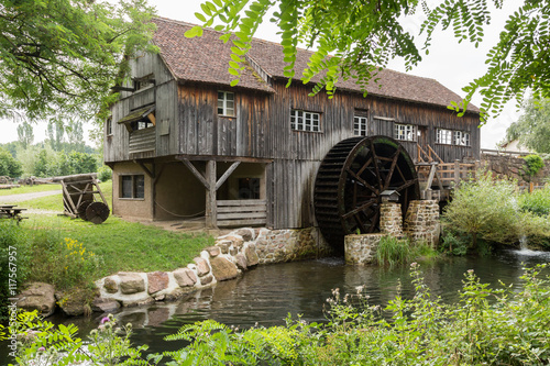 Scierie et roue à aubes photo