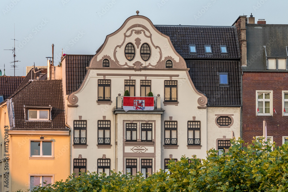 Fototapeta premium Düsseldorfer Altstadt, Bauwerk mit Flagge