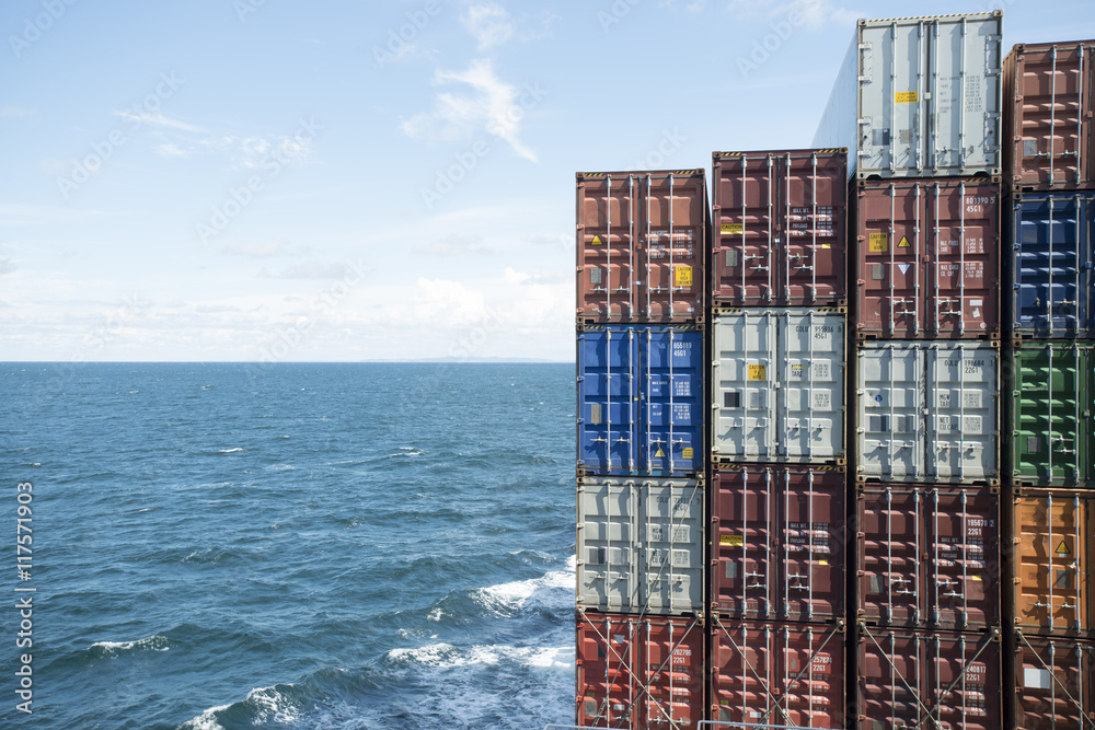 Container auf einem Containerschiff gestapelt StockFoto Adobe Stock