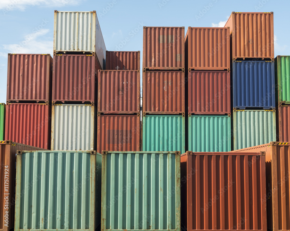 Container auf einem Containerschiff gestapelt Container auf einem Containerschiff gestapelt
