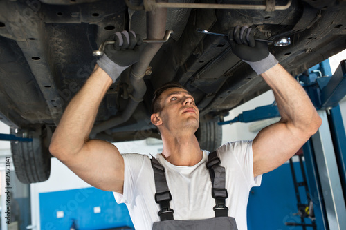 Bild auf Leinwand Mechanic with strong hands repair car