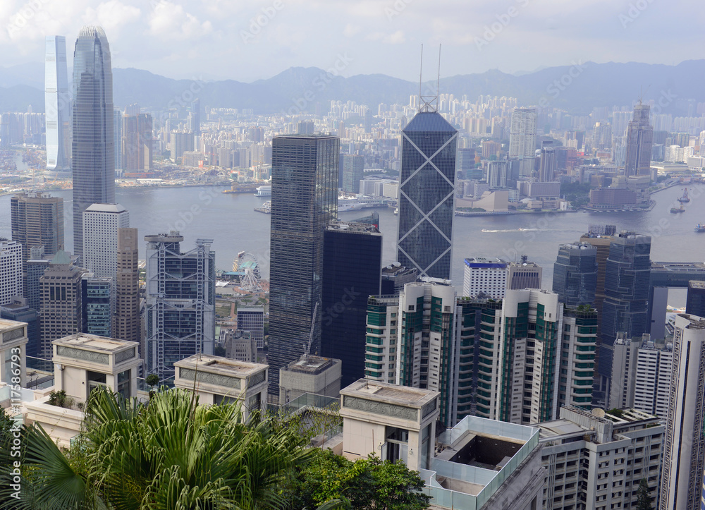 Obraz premium Tightly packed buildings in the island metropolis of Hong Kong, one of the large cities with forest and jungle not far away