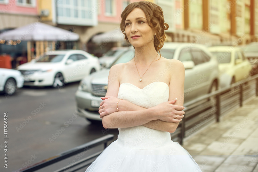 Naklejka premium happy bride walks down the street