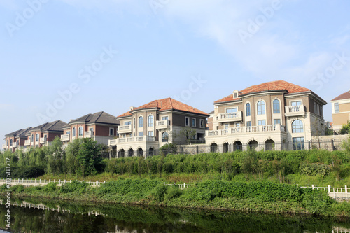 The new villa, under the blue sky © zhengzaishanchu