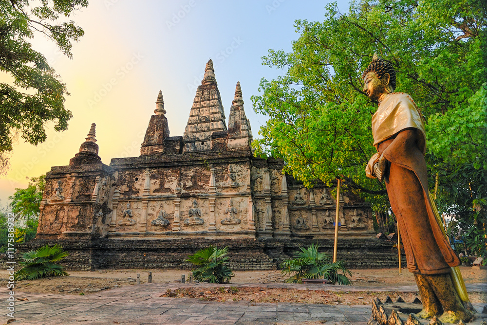 Obraz premium Ancient pagoda at Wat Jet Yod is the historic in Chiangmai Thai as landscape background