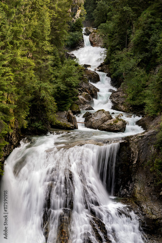 Cascata nella roccia con laghetto naturale